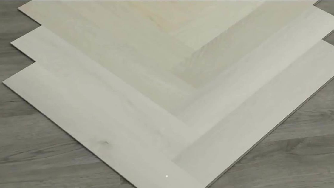 Desenhos em espinha 100% do Virgin 4.0mm-7mm Spc que pavimentam o revestimento do clique do Spc Lvt Multilayer