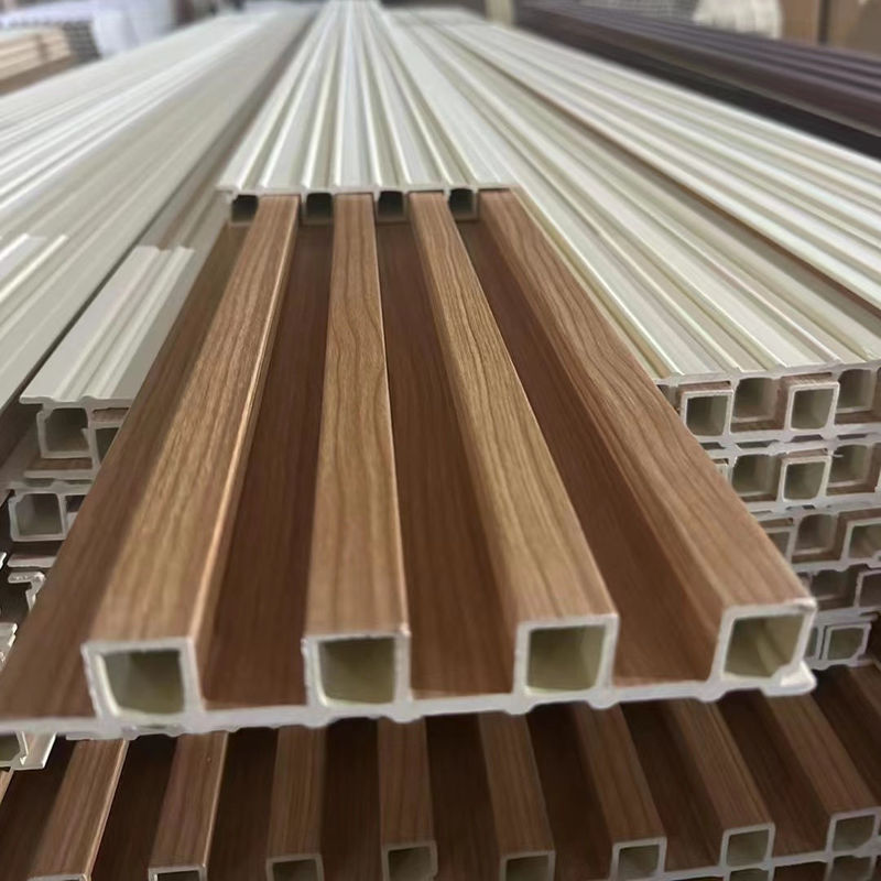 Panel dinding WPC dalam ruangan berlapis Desain butir kayu PVC Panel dinding Wpc untuk untuk dekorasi interior