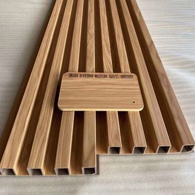 La parete di legno su misura del PVC Wpc del grano riveste le progettazioni di pannelli per la decorazione 170*20mm