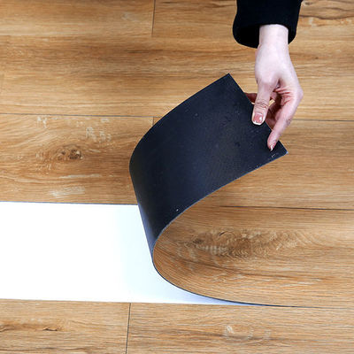 การออกแบบไม้ที่ผสมผสานกันเอง Peel And Stick Flooring Covering Piso Adhesive Pvc Sticky Tiles Pvc Lvt Vinyl Flooring Sticker ผสมผสานกันเอง